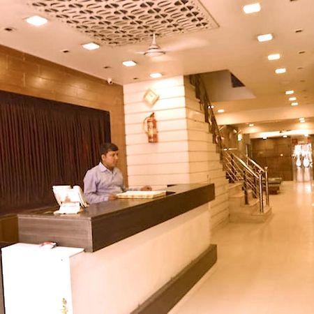 Hotel Milan Deluxe New Delhi Bagian luar foto