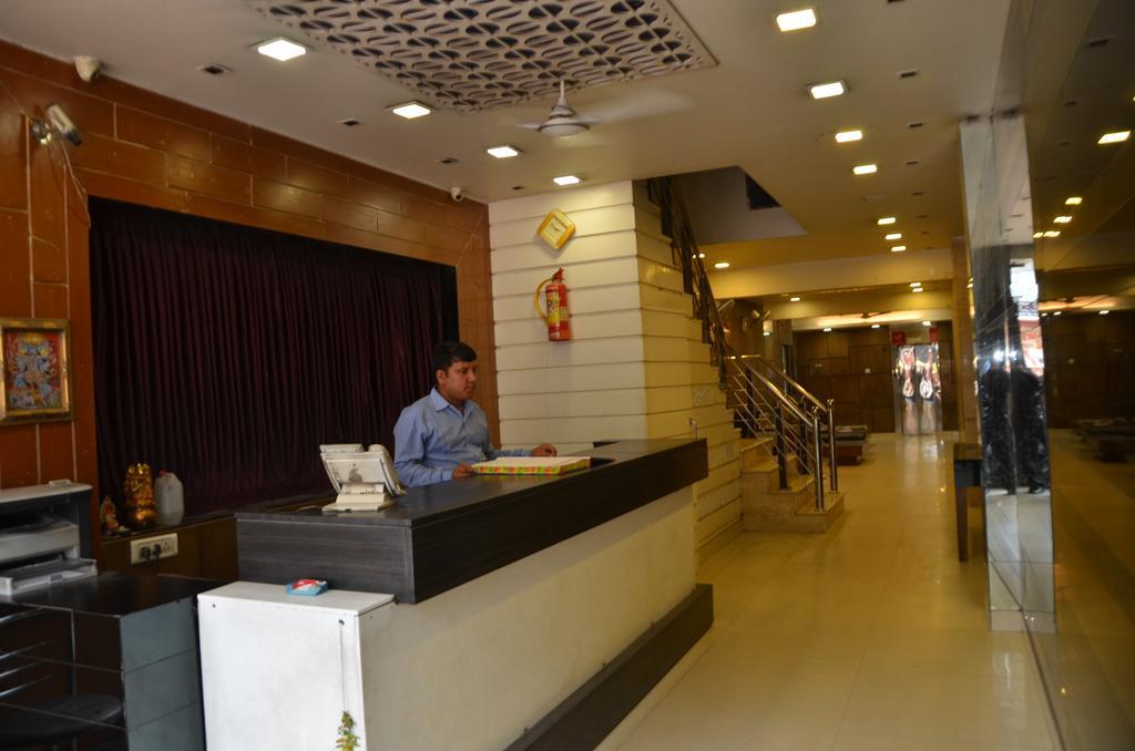 Hotel Milan Deluxe New Delhi Bagian luar foto