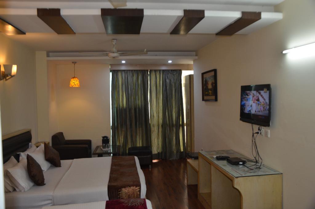 Hotel Milan Deluxe New Delhi Bagian luar foto
