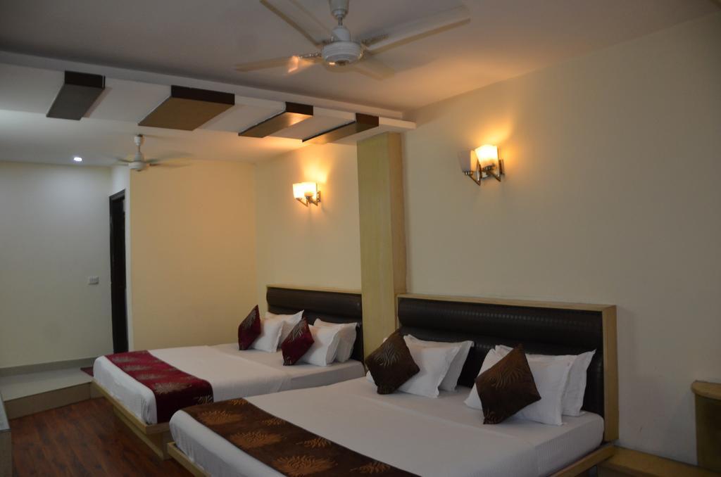 Hotel Milan Deluxe New Delhi Bagian luar foto