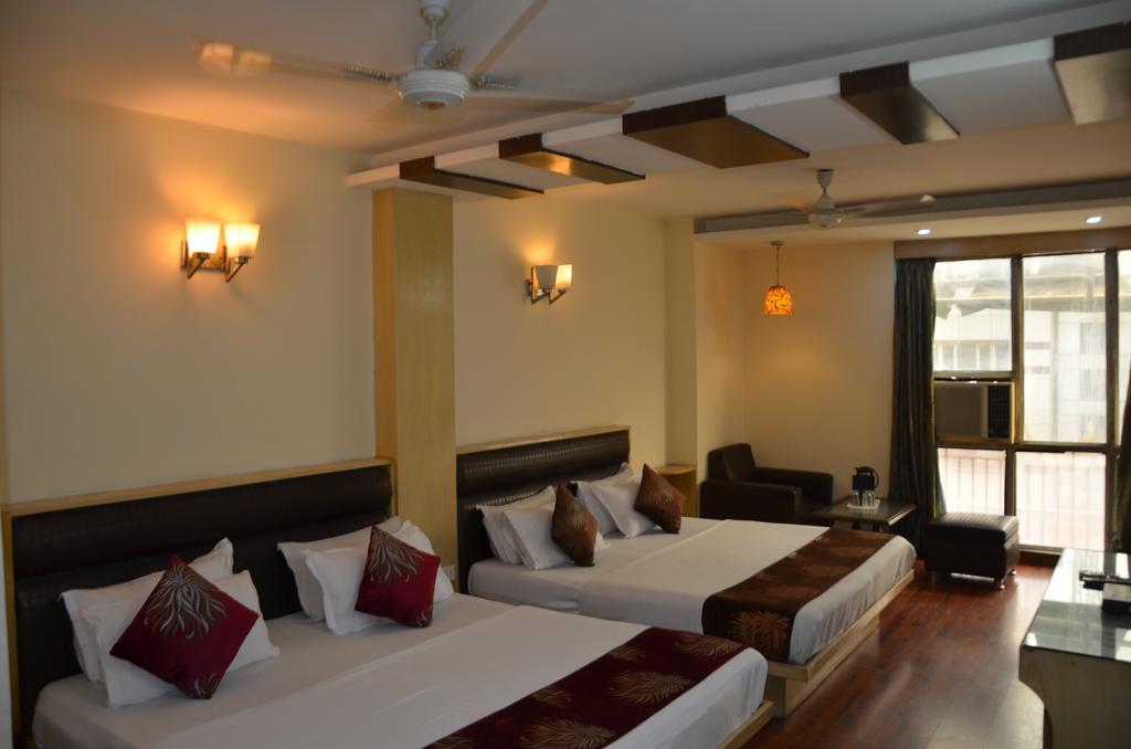 Hotel Milan Deluxe New Delhi Bagian luar foto