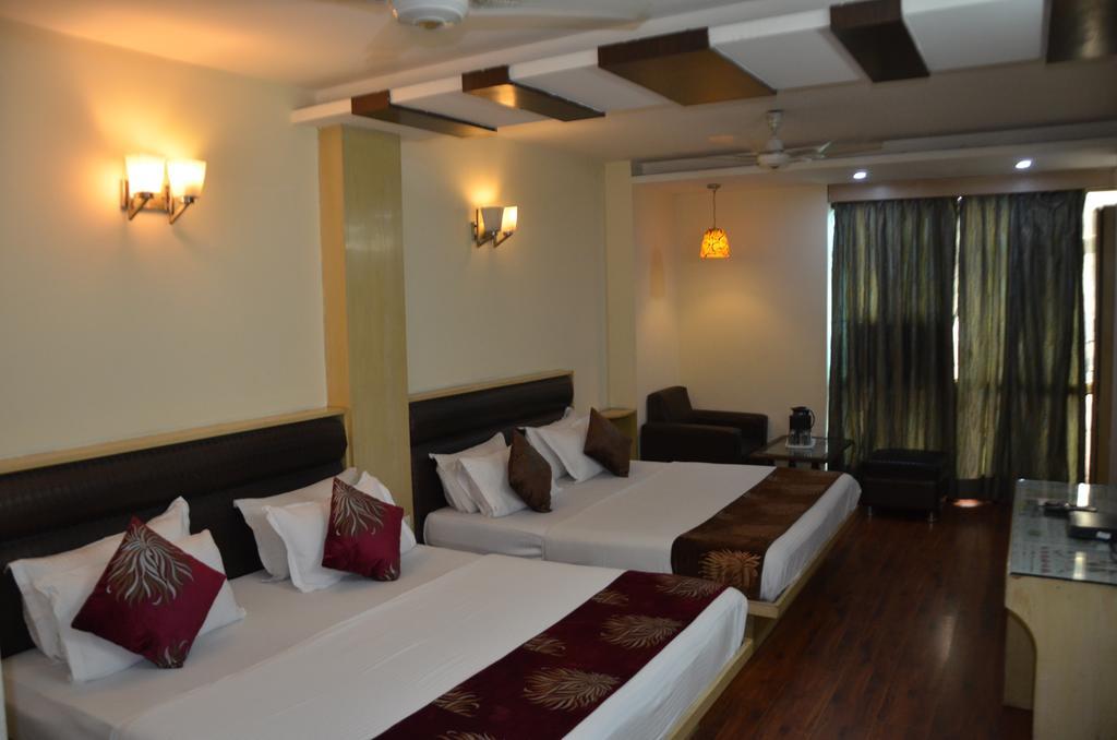 Hotel Milan Deluxe New Delhi Bagian luar foto