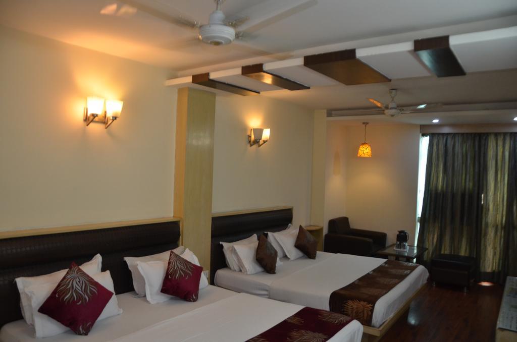 Hotel Milan Deluxe New Delhi Bagian luar foto
