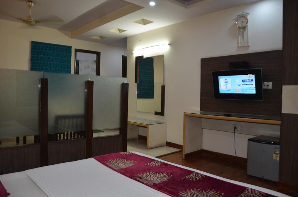 Hotel Milan Deluxe New Delhi Bagian luar foto