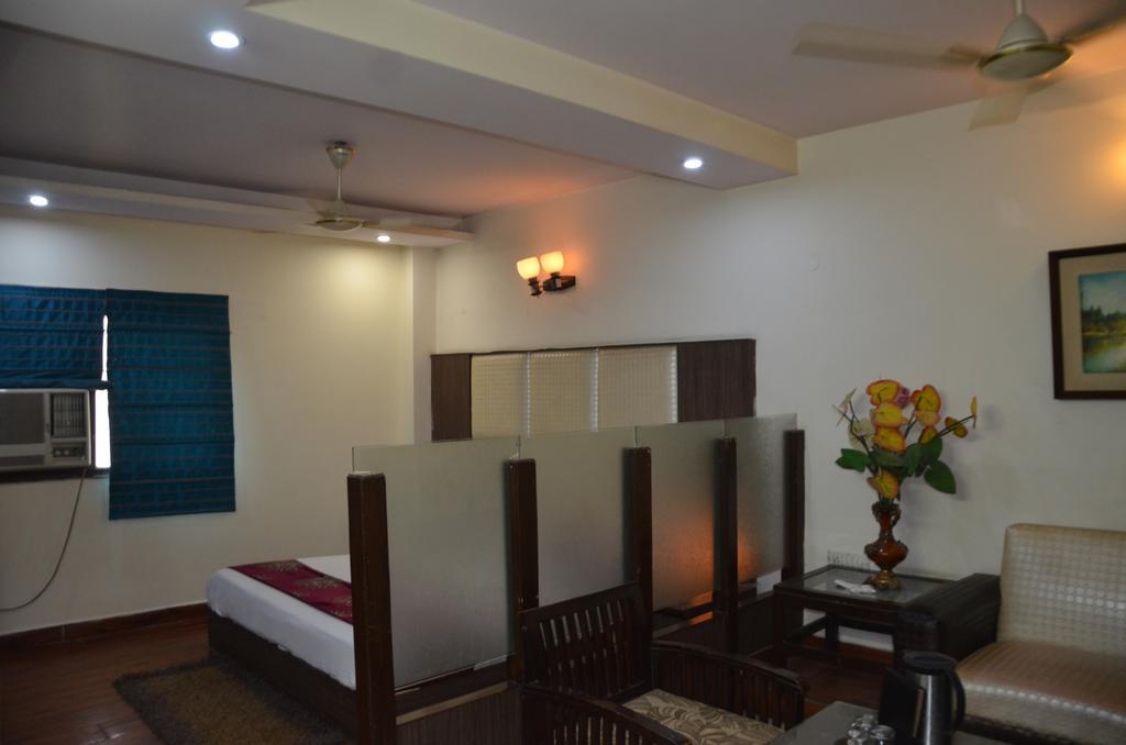 Hotel Milan Deluxe New Delhi Bagian luar foto