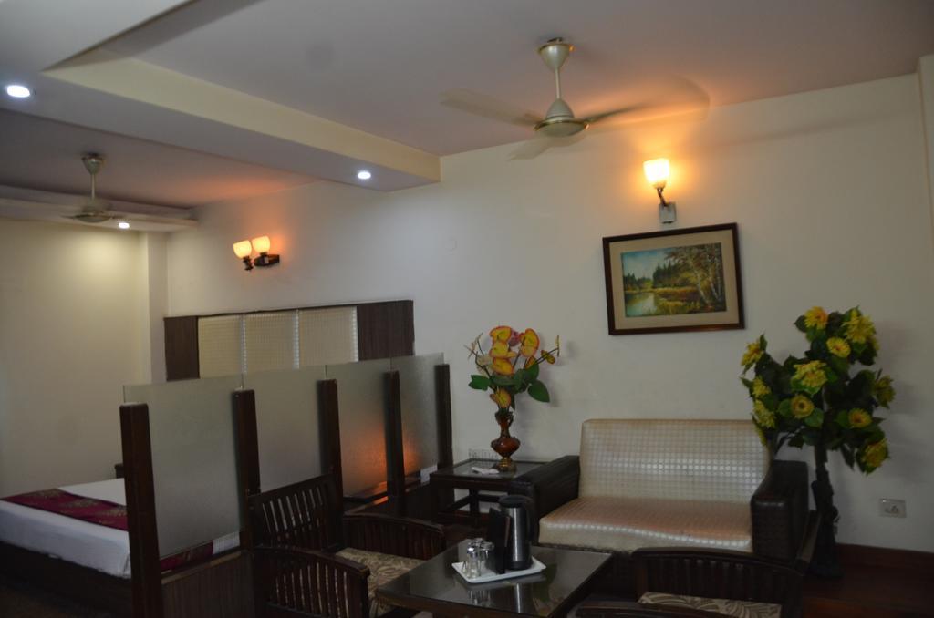 Hotel Milan Deluxe New Delhi Bagian luar foto
