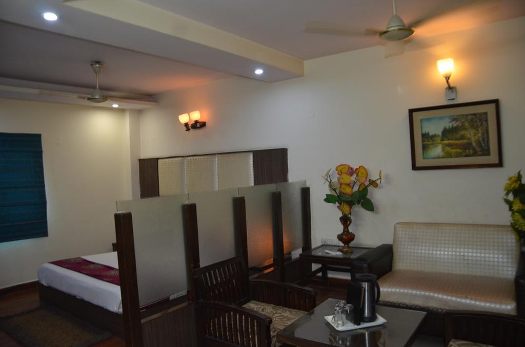 Hotel Milan Deluxe New Delhi Bagian luar foto