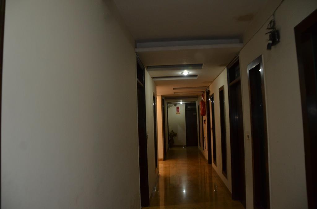 Hotel Milan Deluxe New Delhi Bagian luar foto