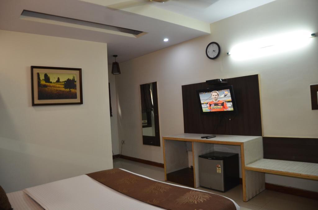 Hotel Milan Deluxe New Delhi Bagian luar foto