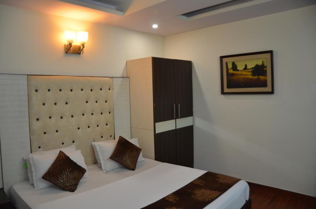 Hotel Milan Deluxe New Delhi Bagian luar foto