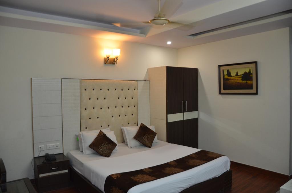 Hotel Milan Deluxe New Delhi Bagian luar foto