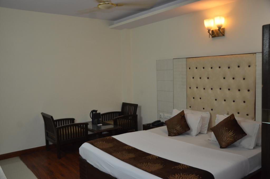 Hotel Milan Deluxe New Delhi Bagian luar foto
