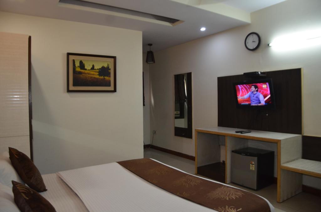 Hotel Milan Deluxe New Delhi Bagian luar foto
