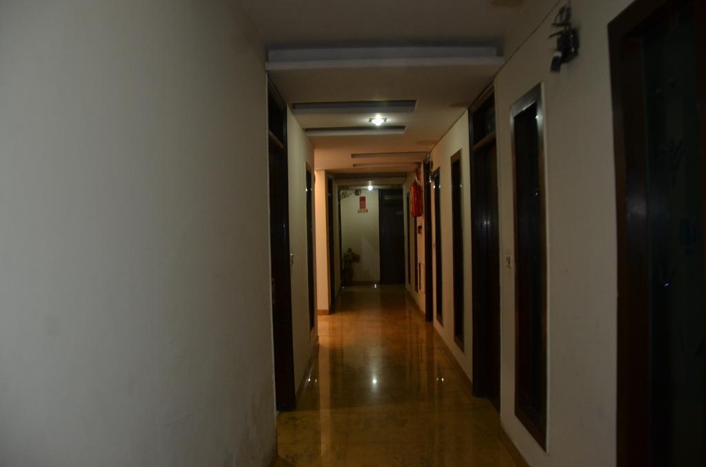 Hotel Milan Deluxe New Delhi Bagian luar foto