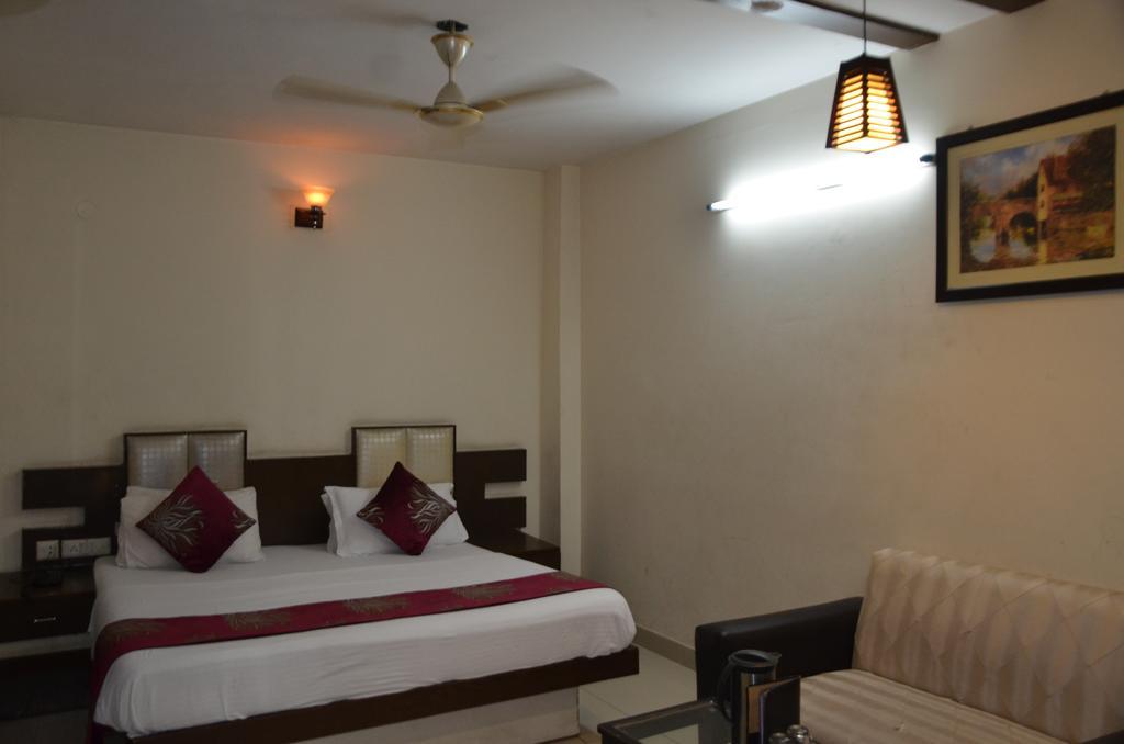 Hotel Milan Deluxe New Delhi Bagian luar foto