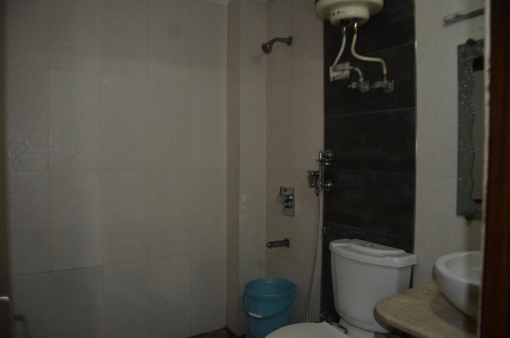 Hotel Milan Deluxe New Delhi Bagian luar foto