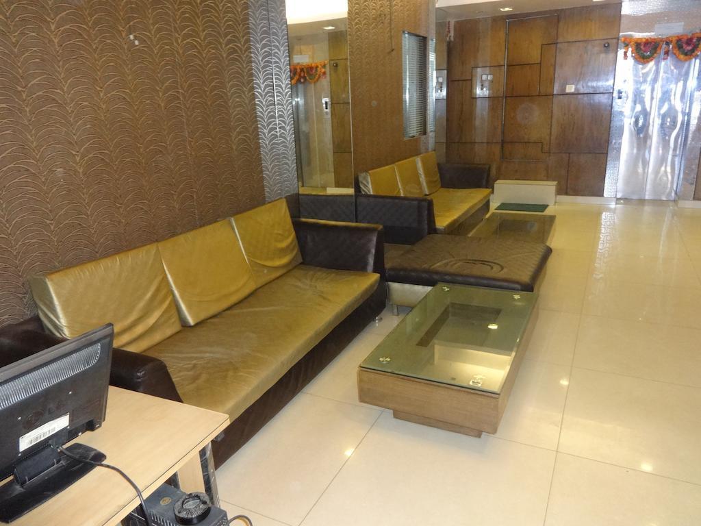 Hotel Milan Deluxe New Delhi Bagian luar foto