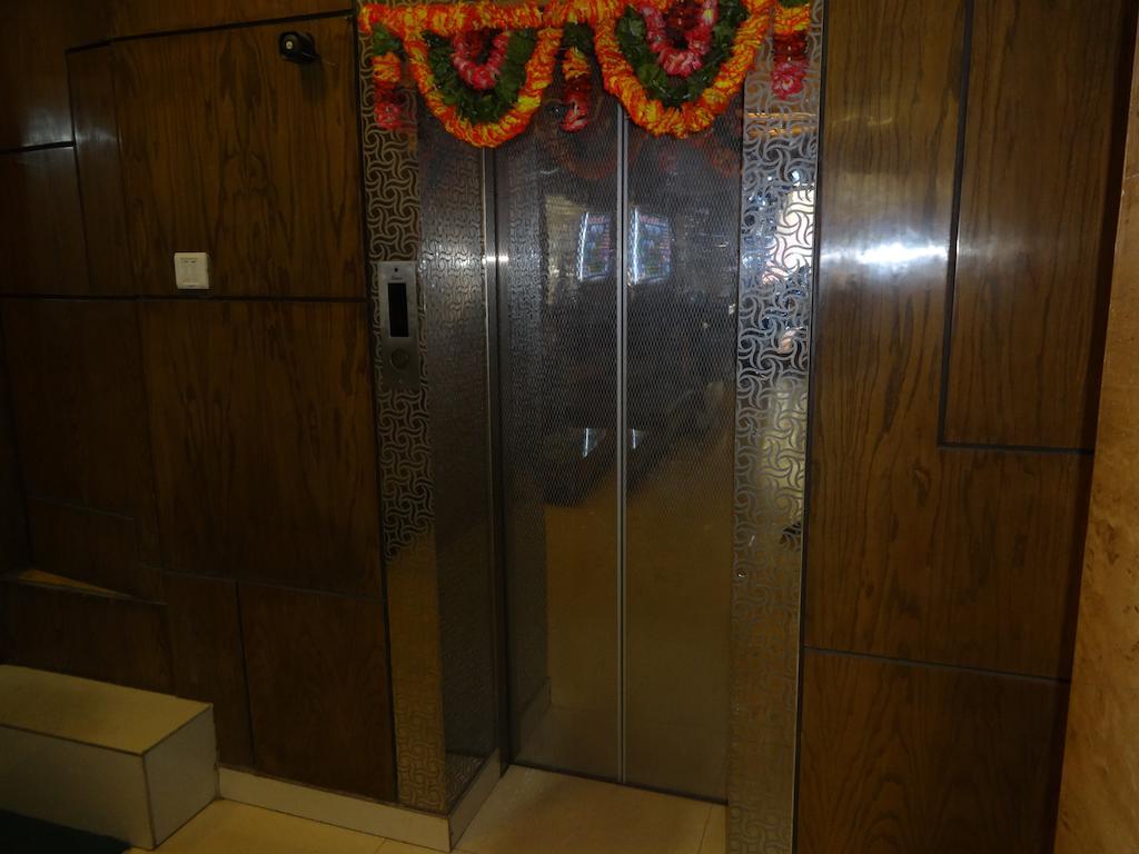 Hotel Milan Deluxe New Delhi Bagian luar foto