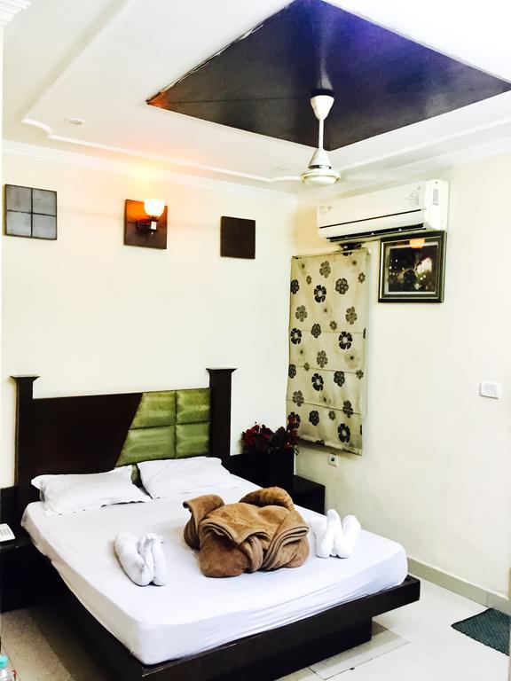 Hotel Milan Deluxe New Delhi Bagian luar foto