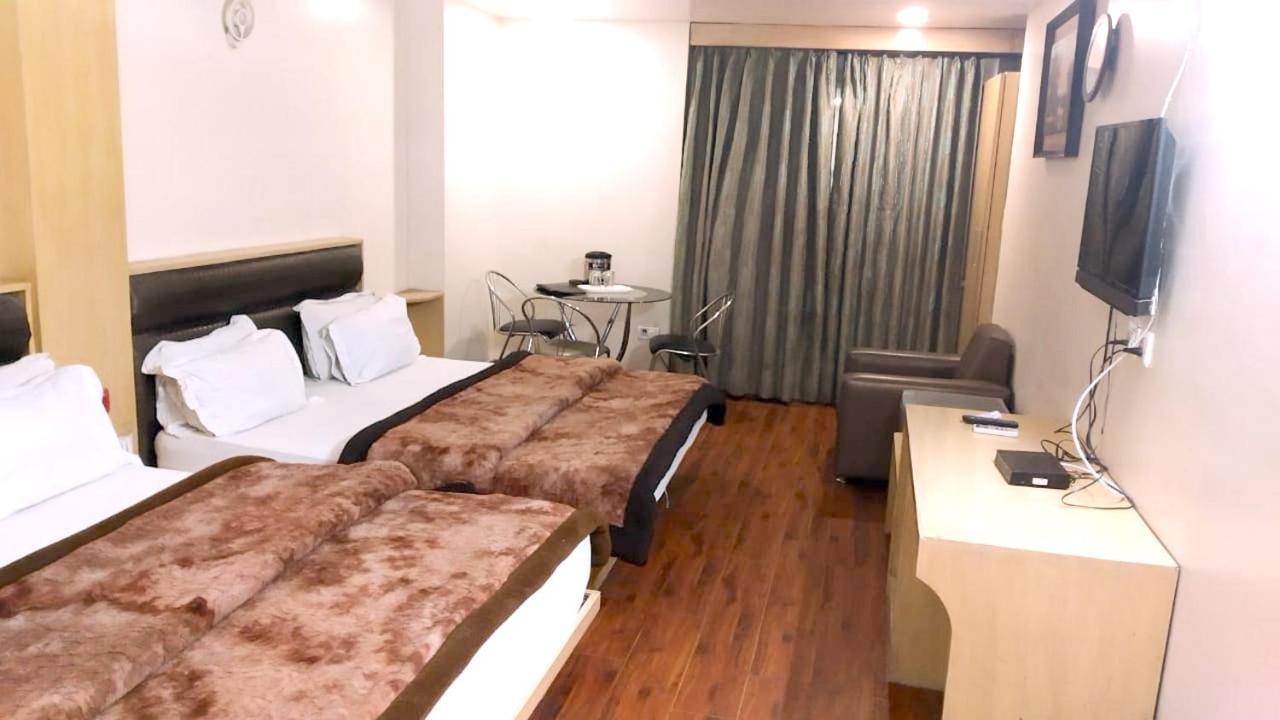 Hotel Milan Deluxe New Delhi Bagian luar foto
