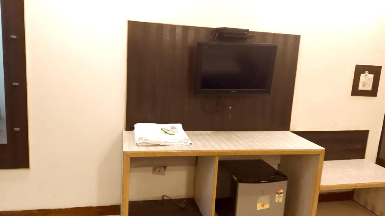 Hotel Milan Deluxe New Delhi Bagian luar foto