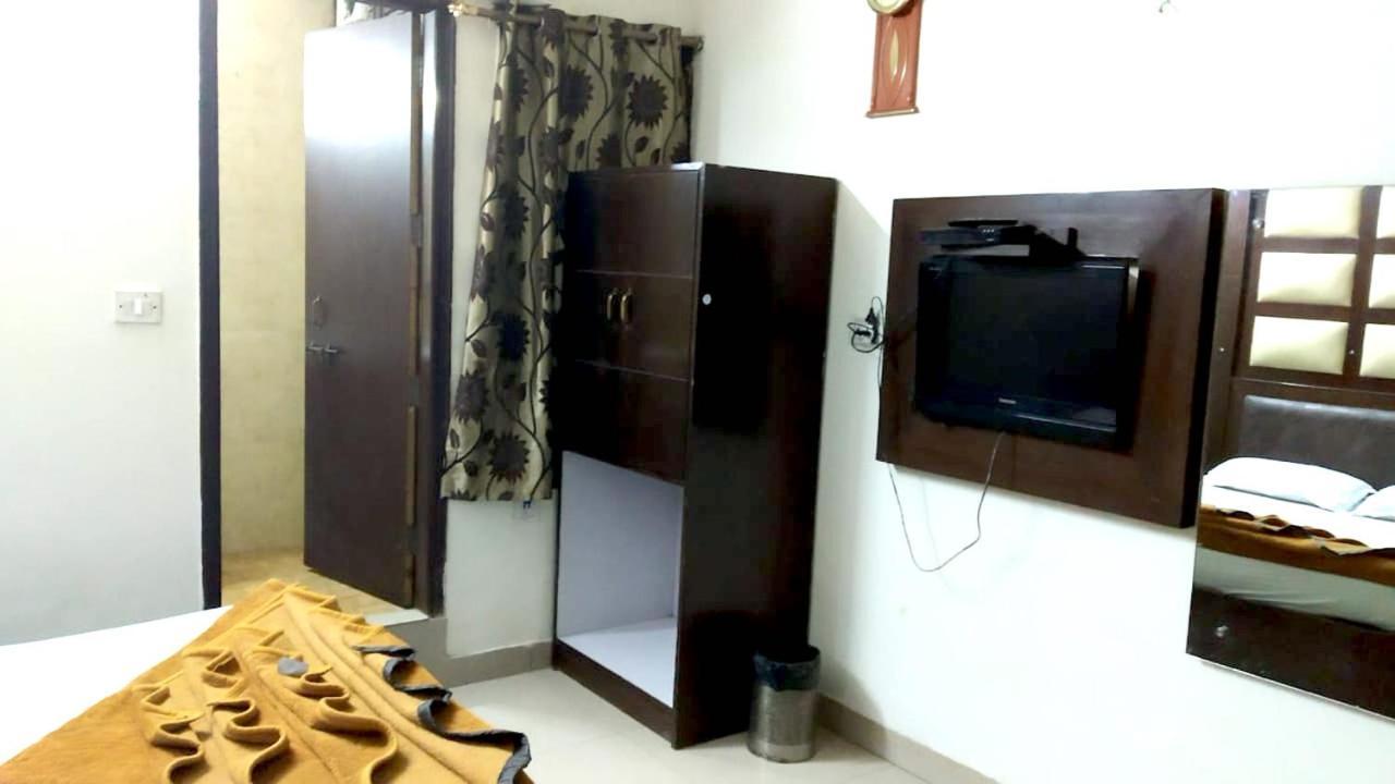 Hotel Milan Deluxe New Delhi Bagian luar foto