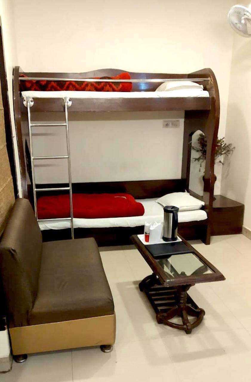 Hotel Milan Deluxe New Delhi Bagian luar foto