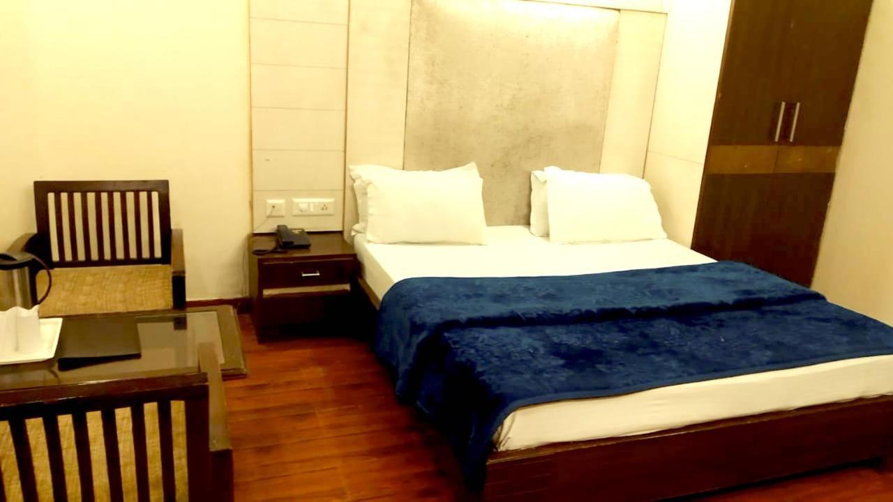 Hotel Milan Deluxe New Delhi Bagian luar foto