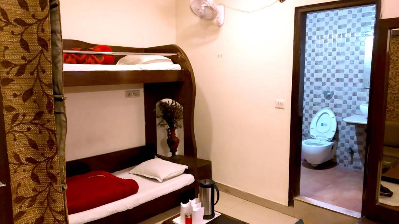Hotel Milan Deluxe New Delhi Bagian luar foto