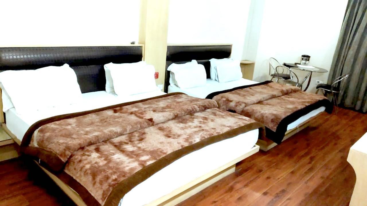 Hotel Milan Deluxe New Delhi Bagian luar foto