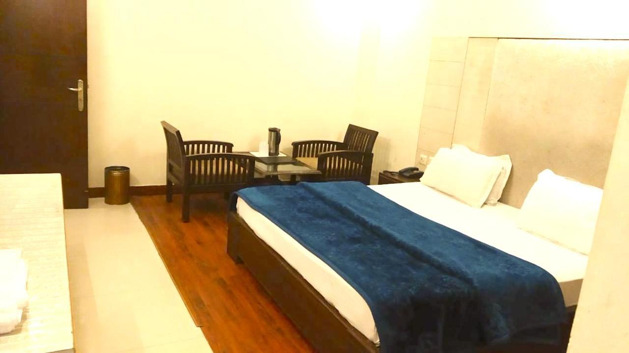 Hotel Milan Deluxe New Delhi Bagian luar foto