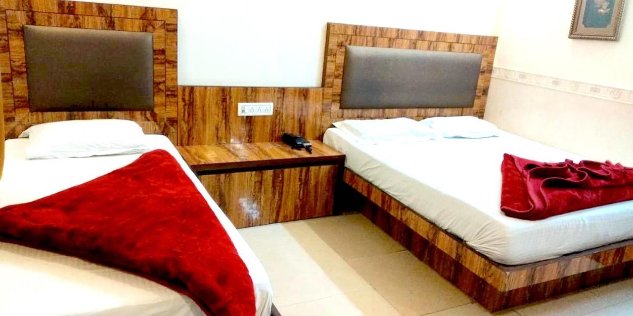 Hotel Milan Deluxe New Delhi Bagian luar foto