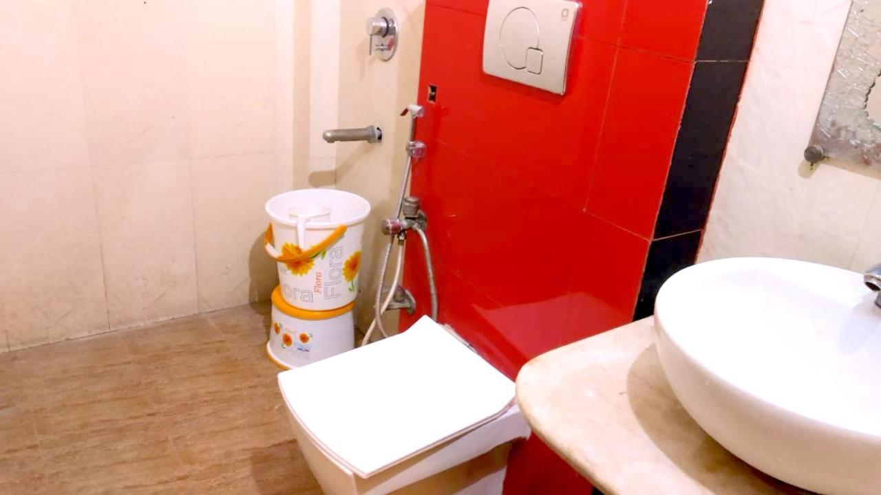 Hotel Milan Deluxe New Delhi Bagian luar foto
