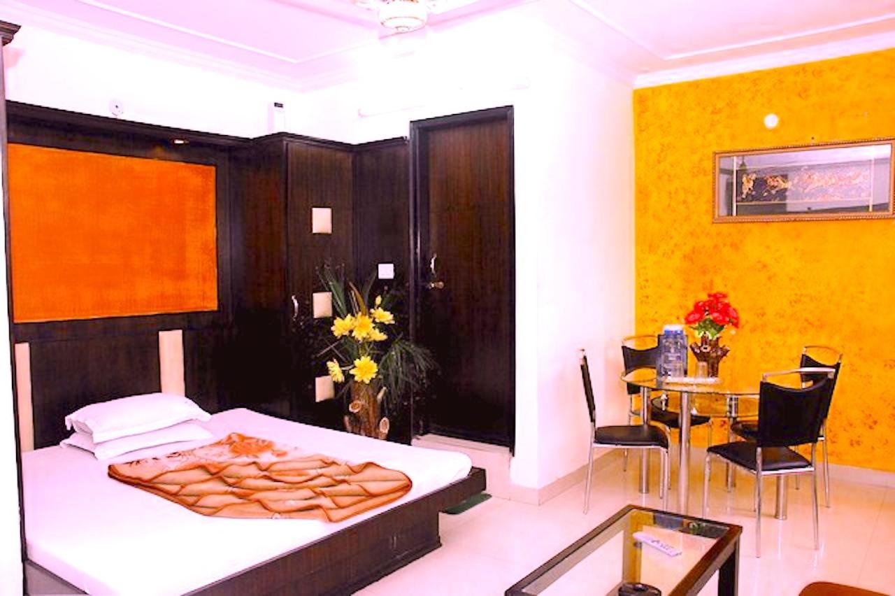 Hotel Milan Deluxe New Delhi Bagian luar foto