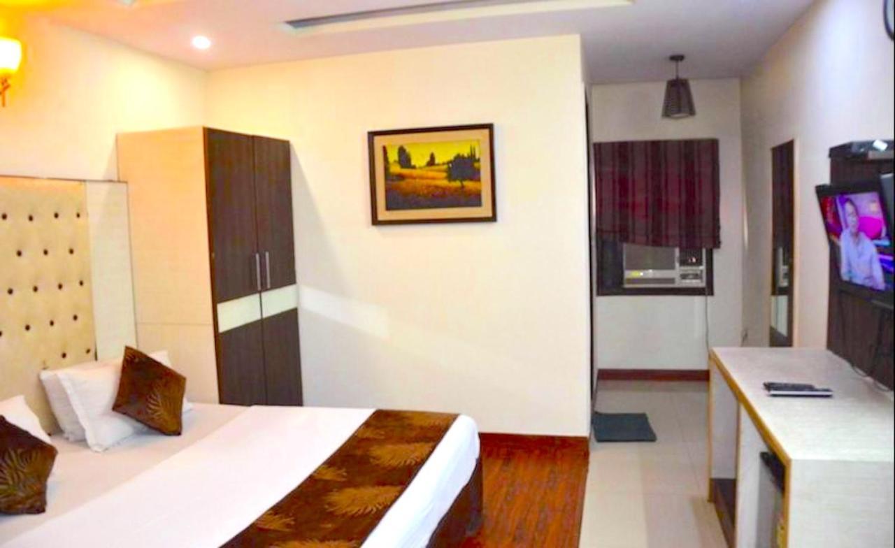 Hotel Milan Deluxe New Delhi Bagian luar foto