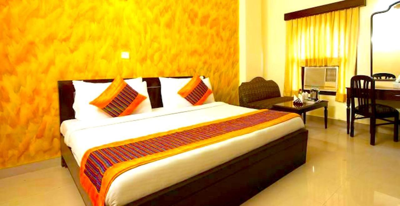Hotel Milan Deluxe New Delhi Bagian luar foto