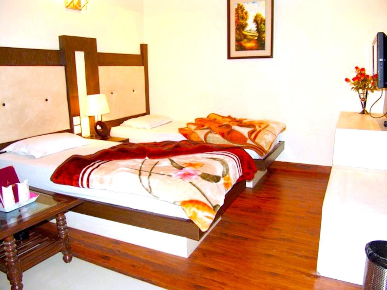 Hotel Milan Deluxe New Delhi Bagian luar foto