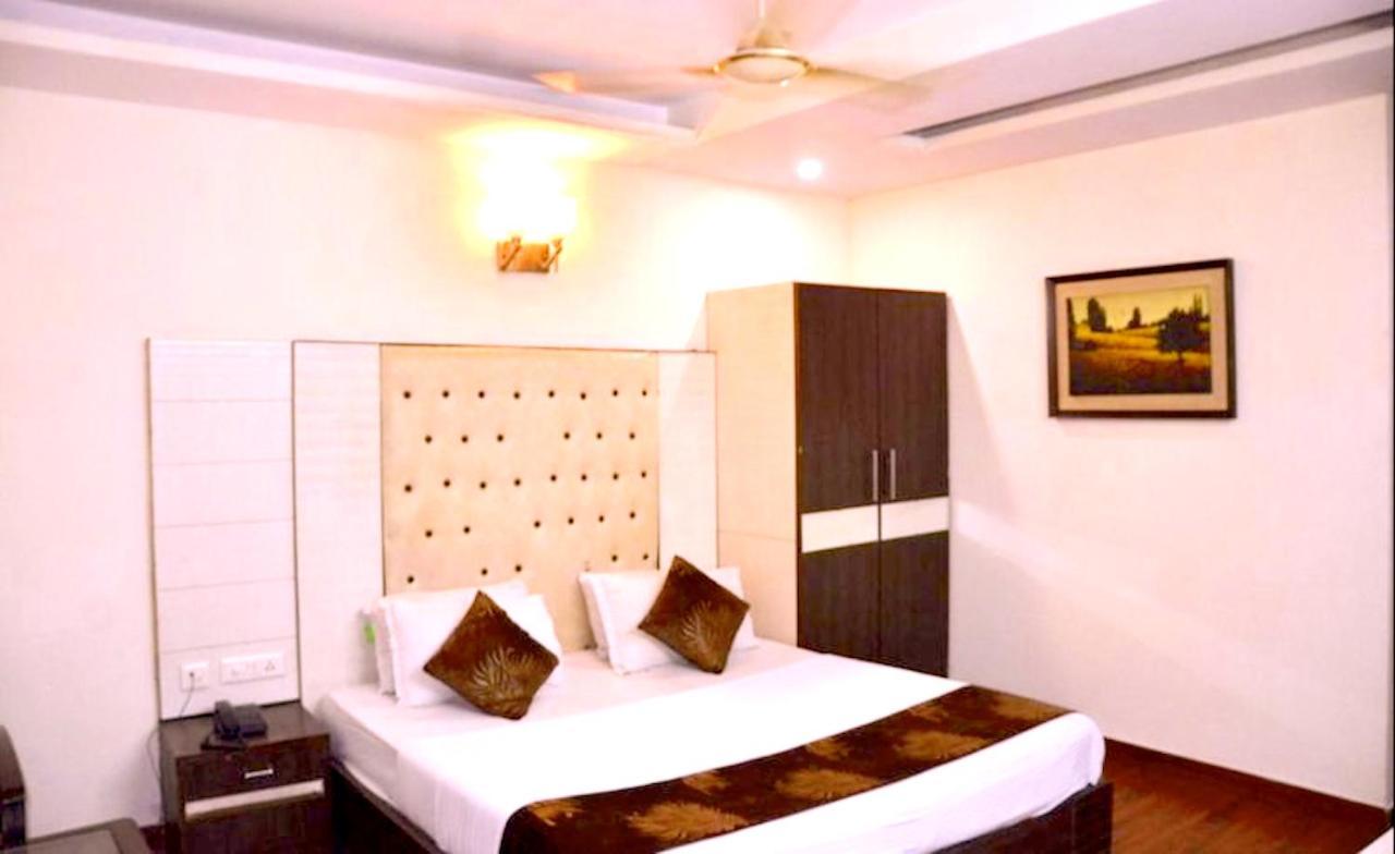 Hotel Milan Deluxe New Delhi Bagian luar foto