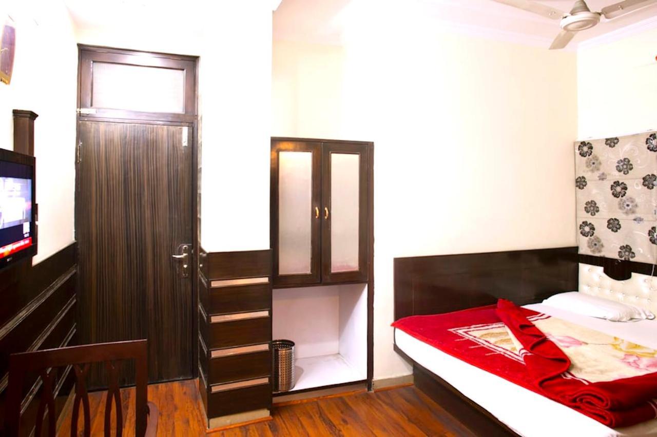 Hotel Milan Deluxe New Delhi Bagian luar foto