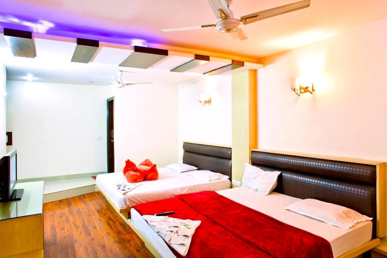Hotel Milan Deluxe New Delhi Bagian luar foto
